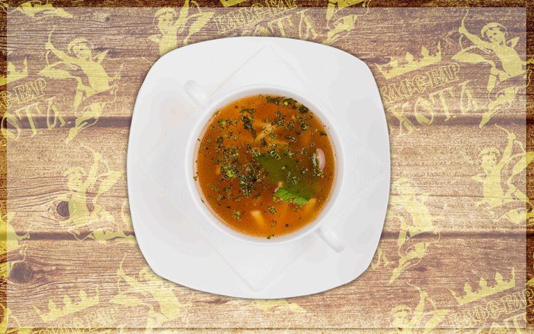 Бульон с лапшой и мясом Бульон с лапшой и мясом